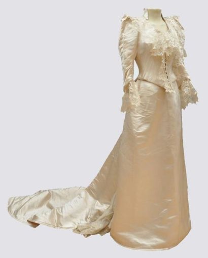 null Robe de mariée en satin Duchesse ivoire griffée Jean DOUCET vers 1900