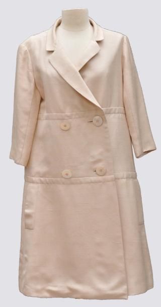  Manteau croisé à manches longues en bourettes de soie ivoire, griffé Christian Dior,...