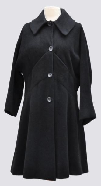 null Manteau en lainage noir avec martingale, griffé GRES, 1 rue de La Paix, vers...