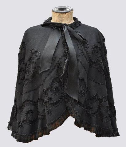 null Cape en lainage noir et tulle vers 1900 et on y joint 2 jupons en soie violet...