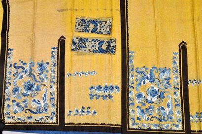 null 2 Pièces de jupe chinoise en soie jaune brodée de fleurs bleues et des petits...