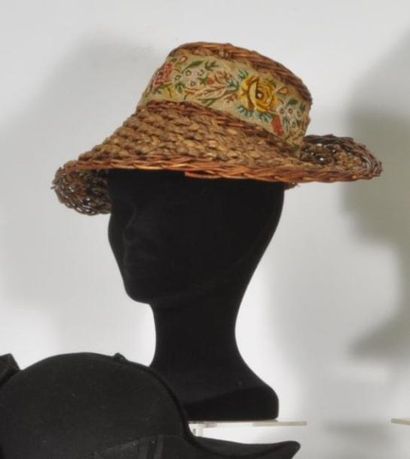 null Chapeau de paille vers 1870 avec un ruban brodé de fleurs polychromes (acc....