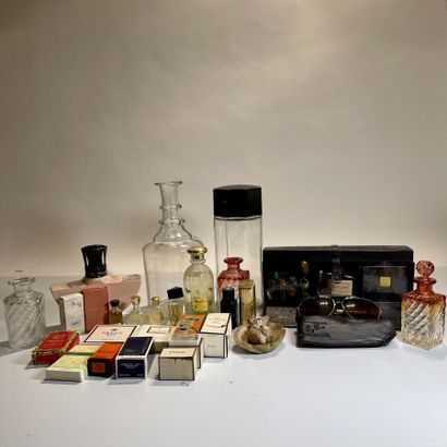 null MANETTE contenant une collection de flacons à parfum de tailles et de formes...