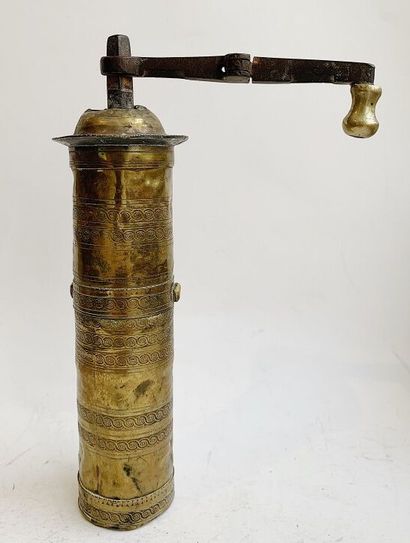 null MIDDLE EAST
Pepper mill in gilded brass engraved with a frieze of ôves.
Height:...