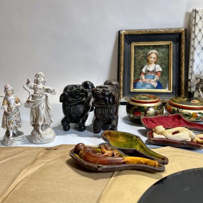null Lot comprenant : 

5 figurines en porcelaine émaillée, 
Dans le goût du XVIIIe...