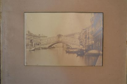 null PHOTOGRAPHIE en noir et blanc représentant le pont du Rialto. 
imbre sec PONTI...