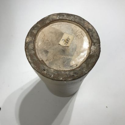 null JAPON - XIXe siècle
Vase cylindrique en grès émaillé à fond gris craquelé dans...