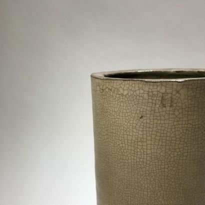 null JAPON - XIXe siècle
Vase cylindrique en grès émaillé à fond gris craquelé dans...