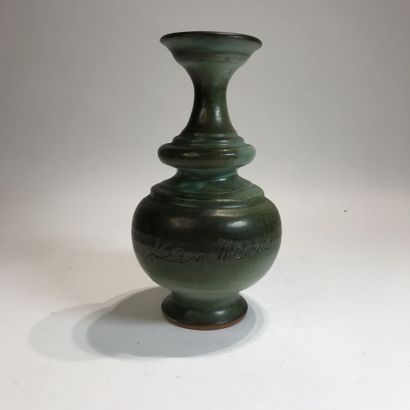 null Jean MARAIS (1913-1998)
Vase soliflore de forme balustre en terre rouge de Vallauris...