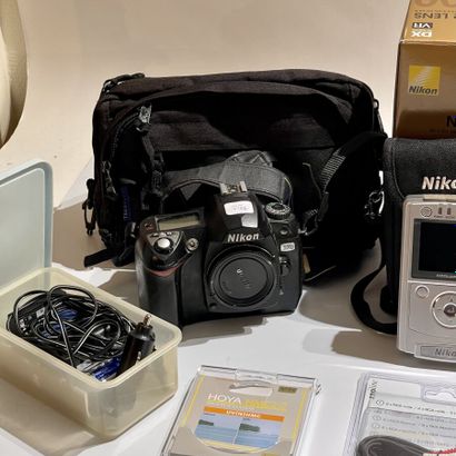 null Important Nikon set. Two cameras and several accessories: in Nikon bag, Nikon...