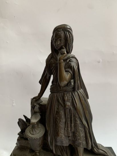 null Ecole orientaliste du XIXe siècle 
Femme à l'aiguière 
Bronze à patine brune
Numéroté...
