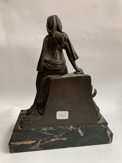 null Ecole orientaliste du XIXe siècle 
Femme à l'aiguière 
Bronze à patine brune
Numéroté...