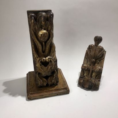 null Console d'applique en bois sculpté et doré à décor de chardons et de feuillages,
XVIII/XIXe...