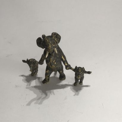 null BRONZE DE VIENNE figurant un éléphant et ses éléphanteaux, 
8 cm.