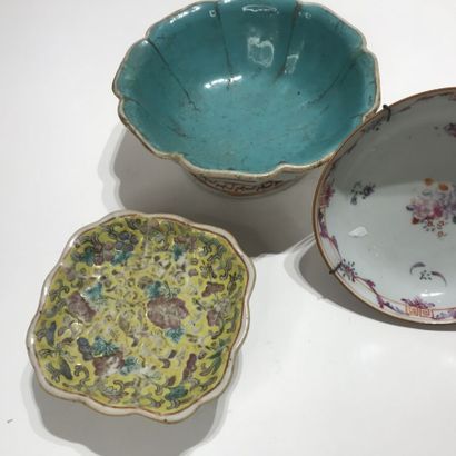 null CHINA, late 18th-early 19th century 

Lot of three COUPELLES including :

-...