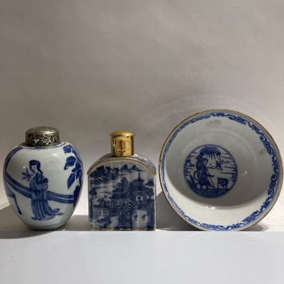 null CHINE Ensemble en porcelaine bleu blanc comprenant un POT couvert orné d'une...