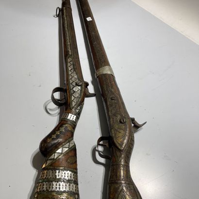 null MAROC - XIXe-XXe siècle
Lot de deux grands fusils à percussion en bois et incrustations...