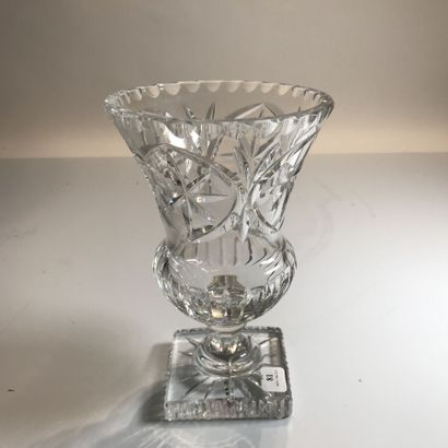 null Vase in cut crystal of form médicis. 
19.5 cm.