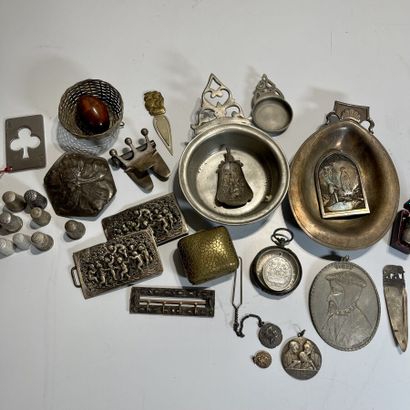 null Lot d'objets en métal, étain, et argent comprenant des médailles, dés à coudre,...