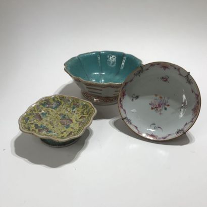null CHINA, late 18th-early 19th century 

Lot of three COUPELLES including :

-...