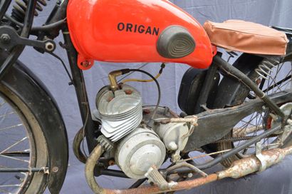 null ORIGAN 125 1950 
Couleur : orange 
Moteur YDRAL 3 vitesses 
Équipée d'une fourche...