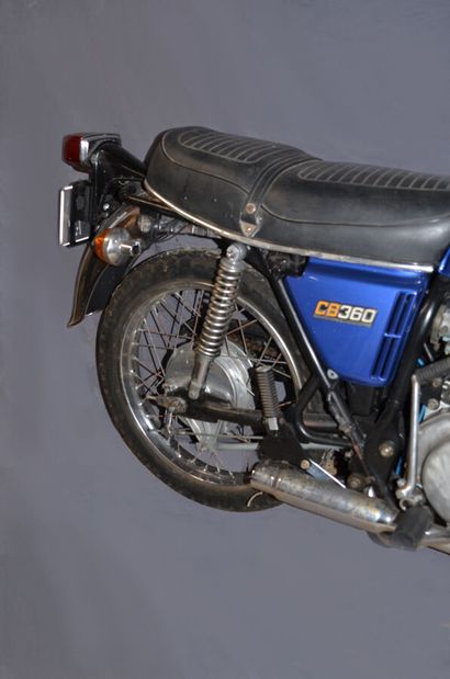 null HONDA CB 360 1975 
Color : dark blue 
The headlight shell is to be painted,...
