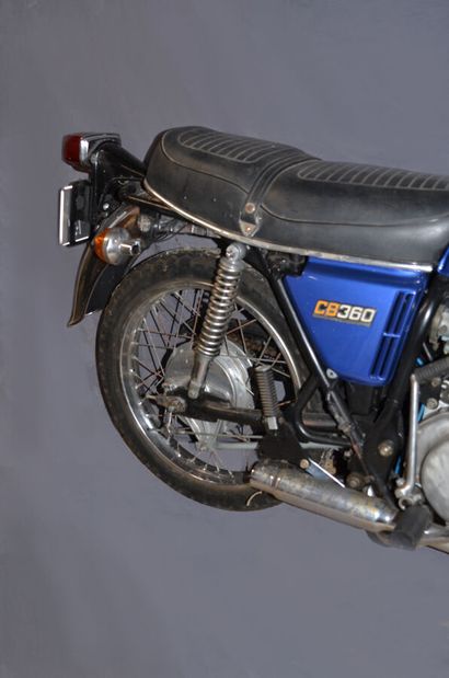 null HONDA CB 360 1975 
Couleur : bleu foncé 
Le cuvelage de phare est à peindre,...