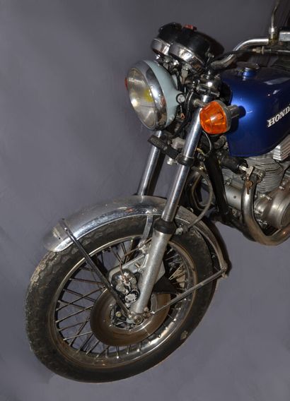 null HONDA CB 360 1975 
Color : dark blue 
The headlight shell is to be painted,...