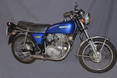 null HONDA CB 360 1975 
Couleur : bleu foncé 
Le cuvelage de phare est à peindre,...