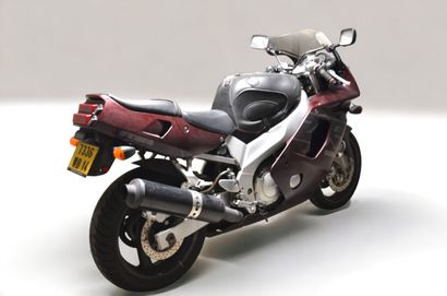 null YAMAHA FZR 600 4JH 1996 
Odometer reading : 53 320 km 
Good general condition...