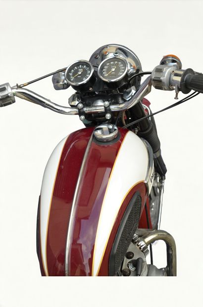null TRIUMPH T100R DAYTONA 500cc 1972 
Couleur rouge et blanche
Moteur bicylindres...