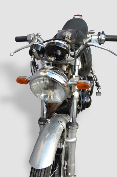 null VINCENT 1200 cc moteur HRD 1968 
Couleur noire 
Lecture du compteur kilométrique...