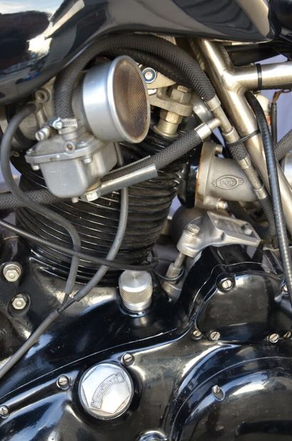 null VINCENT 1200 cc moteur HRD 1968 
Couleur noire 
Lecture du compteur kilométrique...
