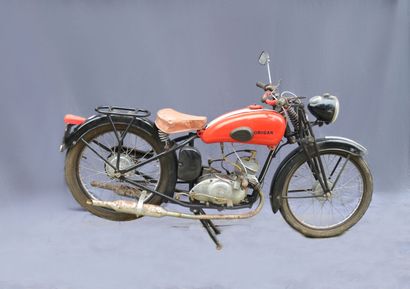 null ORIGAN 125 1950 
Couleur : orange 
Moteur YDRAL 3 vitesses 
Équipée d'une fourche...