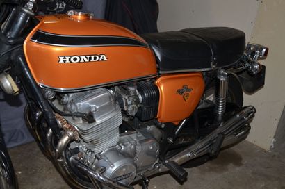 null HONDA CB 750 FOUR K2 1973
Gold color
Odometer reading : 28000 km 
Seat cover...