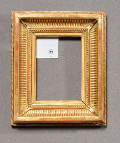 null CADRE 
en bois doré à canaux.
XIXe siècle.
Dimensions : 13,5 x 9,5 x 5,5 cm...