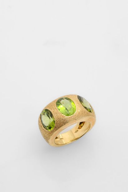 null BAGUE 
en or jaune 18k sertie de trois péridots ovales taille brillant.
Monture...