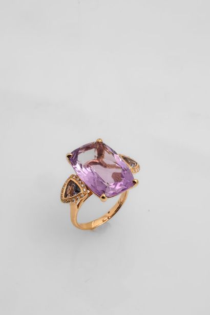 null RING 
in 18k yellow gold holding a brilliant-cut cushion amethyst set with two...