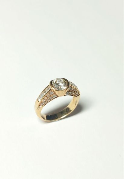 null RING 
Set in 18k yellow gold holding a brilliant-cut diamond weighing approximately...