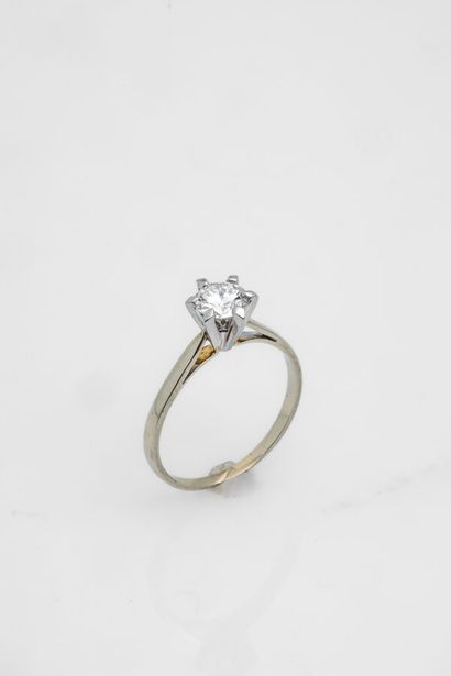 null BAGUE SOLITAIRE
en platine retenant un diamant d'environ 0.80 carat.
Tour de...