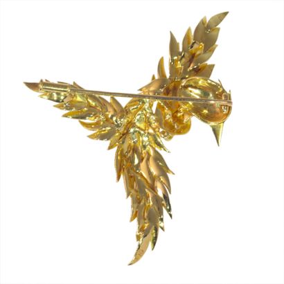 null BROCHE 
en or 18k représentant un oiseau les ailes déployées, l'oeil en émeraude....