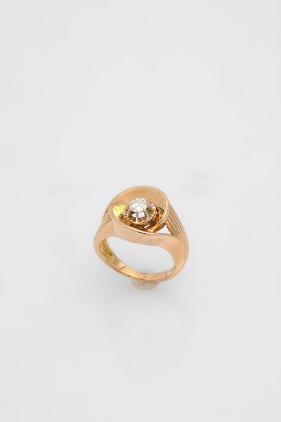 null BAGUE 
en or jaune 18k, monture mouvementée retenant un diamant d'environ 0.3...