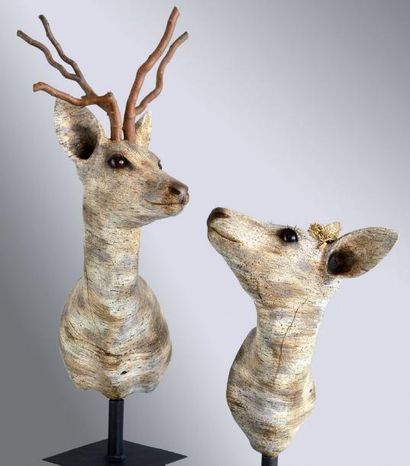 BOURLON Mélanie (née en 1976) Couple de chevreuils Papier mache, acrylique, branchages....