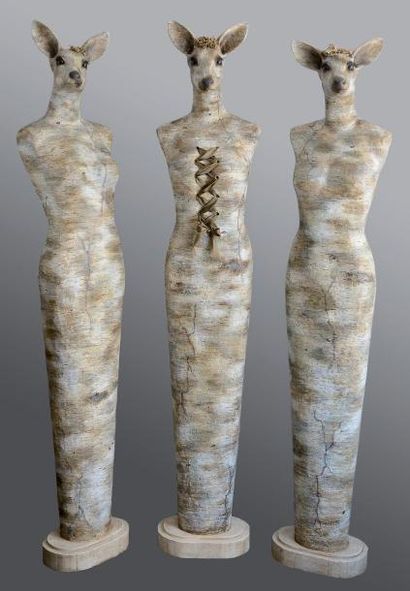 BOURLON Mélanie (née en 1976) Les trois grâces Papier mache, lichen, ruban, acrylique....
