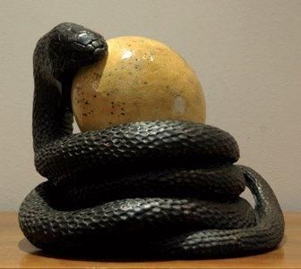 RAYNAUD Aurélien (né en 1970) Serpent enserrant un oeuf Bronze a patine noire signe...