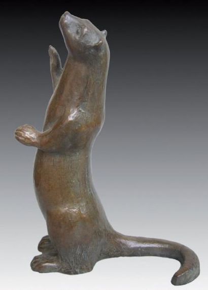 LEPLAY Laurence (née en 1954) Petite loutre debout Bronze, signe et numerote 2/8,...