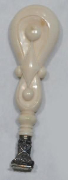 null Un CACHET en ivoire sculpté d'entrelacs géométriques Milieu XIXème siècle Haut.:...