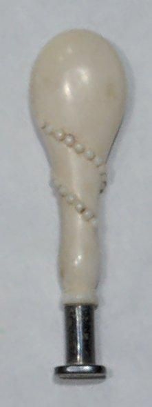 null Un CACHET en ivoire sculpté de forme bulbe à frise de perles. Milieu XIXème...