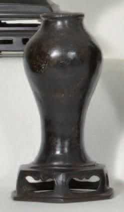 null VASE de forme «meiping» en bronze à patine brune, posé sur une base de forme...