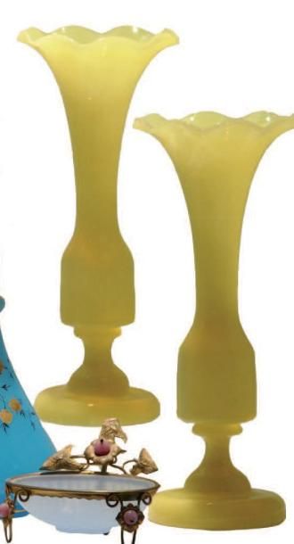 null Une paire de VASES en opaline jaune, à long col juponné. Epoque Louis-Philippe...